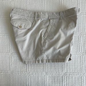 Liz Claiborne women’s Classic size 14 khaki pocketed shorts - chino style